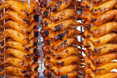 Kota Kinabalu gece pazarında satılık tavuk kanadı barbeküsünü kapatın.