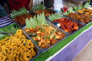 Kota Kinabalu 'daki Ramazan pazarında açık büfe tarzı sokak yemekleri.