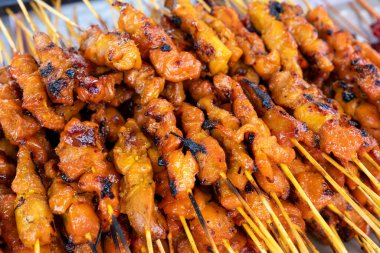 Kota Kinabalu 'daki ramazan pazarında satılık tavuk satayını kapat.