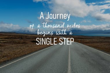 Manzaranın arka planında ilham verici alıntılarla binlerce kilometrelik bir yolculuk tek bir adımla başlar.