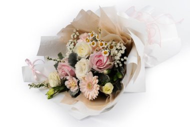 Beyaz arkaplanda pastel buket