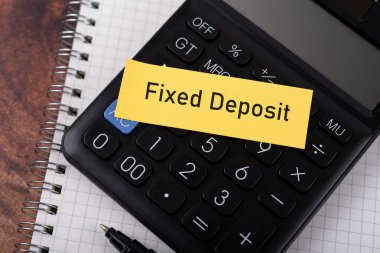 Yapışkan not ve hesap makinesine sabitlenmiş mevduat metni