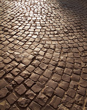 Taş sokak arka plan günbatımında Arnavut kaldırımı