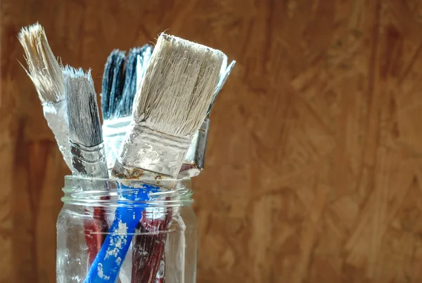 Oude verf borstels op houten paneel achtergrond gedrukt — Stockfoto