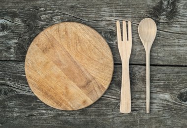 Tahta kaşık ve çatal ile rustik ahşap arka plan üzerinde kesme