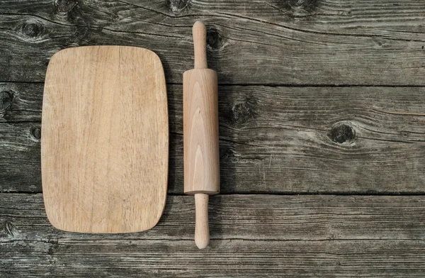 Kesme tahtası ahşap arka plan üzerinde rollingpin ile