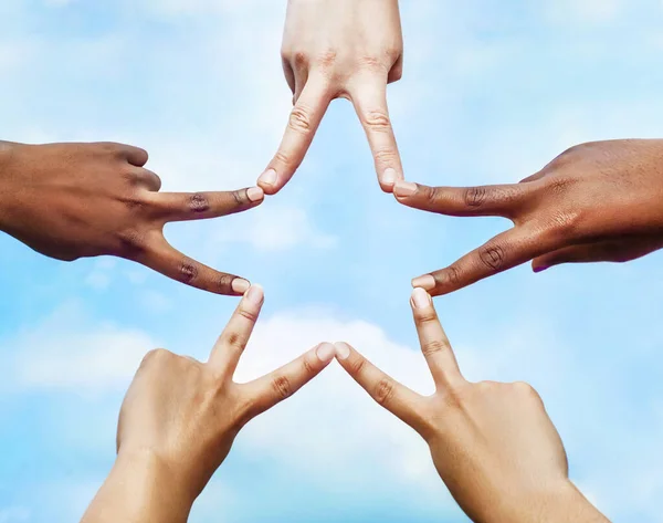 Schwarze und weiße Menschen formen mit ihren Fingern fünf spitze Sterne. — Stockfoto