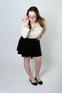 Genç kütüphaneci gözlük üzerinde teftiş