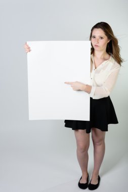 Kötü haber üzerinde boş işaret gösteren genç kadın