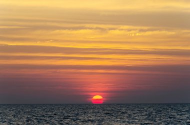 Denizin üzerinde güzel bir gün batımı