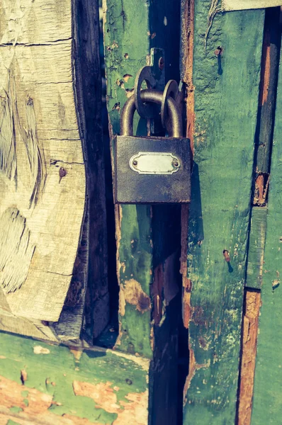 Primo piano porta in legno con serratura — Foto Stock