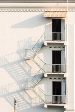 dış duvar öğleden sonra gölge ile yangın merdiveni.