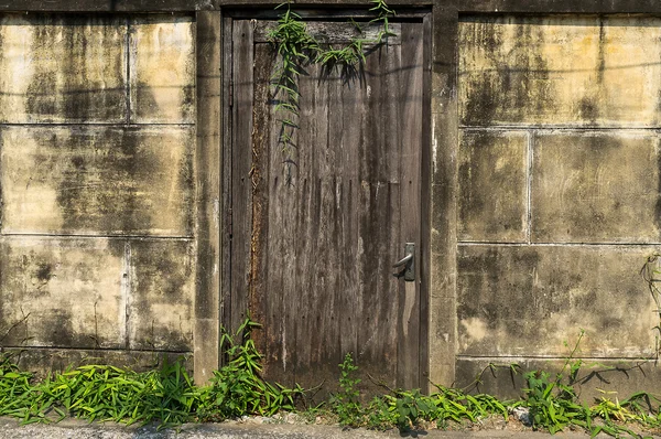 Vecchia porta in legno con mattone parete texture sfondo  . — Foto Stock