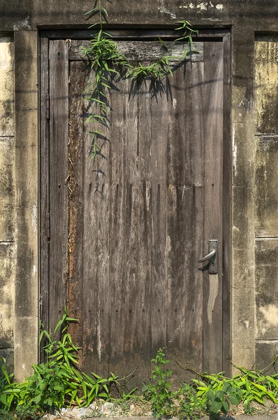 Stare drewniane drzwi z cegły ściany tekstura tło. — Zdjęcie stockowe