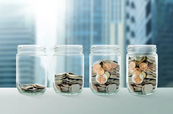 Soldi nel bicchiere. risparmiare denaro per il concetto di investimento. — Foto Stock