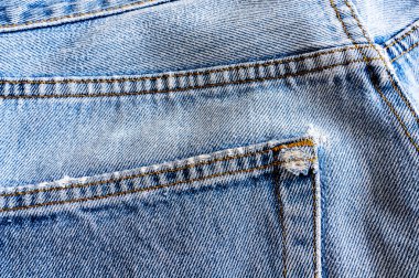 Eski denim jean doku arkasına yakın çekim.