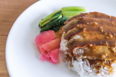 Ahşap masa üzerine kızarmış ördek pilav.