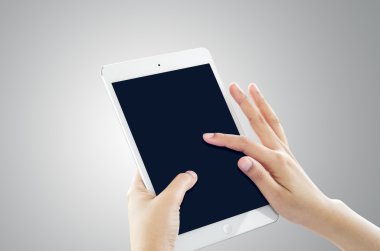 bir tablet dokunmatik bilgisayar becerikli alet ile izole tutan eller