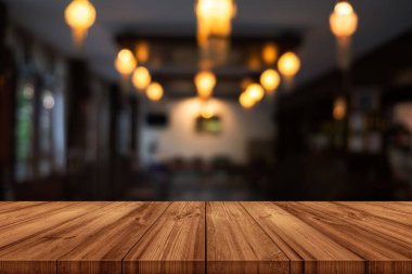 Boş ahşap masa üstü, bulanık kahve dükkanı ya da restoranın iç mimarisi. ürün gösterimi kullanılabilir. 