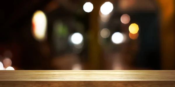 ブラーコーヒーショップやレストランのインテリアの背景 パノラマのバナーを空の木製のテーブルトップ 概要の背景を使用して製品を表示またはモンタージュできます — ストック写真