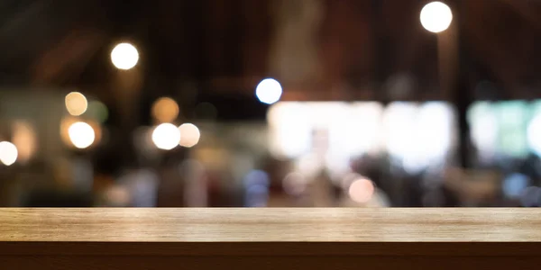 ブラーコーヒーショップやレストランのインテリアの背景 パノラマのバナーを空の木製のテーブルトップ 概要の背景を使用して製品を表示またはモンタージュできます — ストック写真