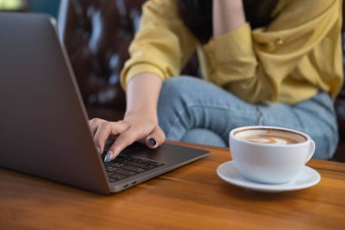 Serbest çalışan bir iş adamının kadın ellerini laptopla kapat, kafede arama yap. Çevrimiçi teknoloji sistemi kavramı çalışıyor.