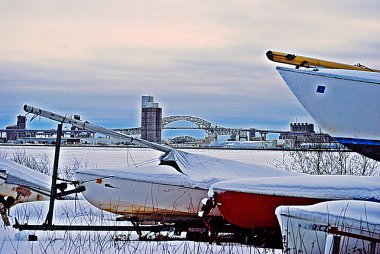 Park noktasında yelkenli, arka da Bong Köprüsü ile Duluth