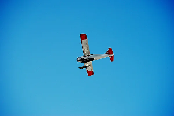 Ely Üzerinde Açık Mavi Gökyüzünde Deniz Uçağı Bwca — Stok fotoğraf