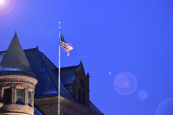Eski merkezi lise binası şehir, duluth, mn tarafından Amerikan Bayrağı