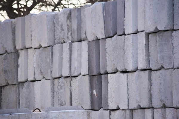 Büyük Beton Bloklar Duvarı birbirinin üzerine yığıldı