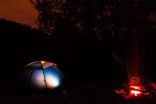 Tenda ao ar livre por fogueira — Fotografia de Stock