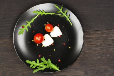 Mozzarella 'lı Caprese salatası