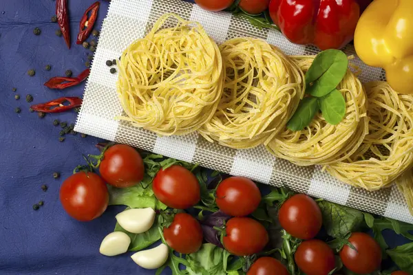 Pasta auf dunkelblauem Hintergrund — Stockfoto