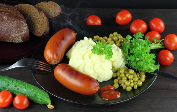 Grilled sausages with mashed potato — Stock Photo, Image