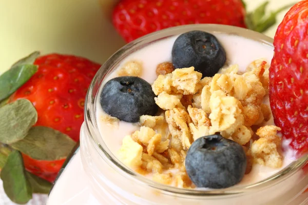 Здоровый завтрак - йогурт с ягодами и мюсли — стоковое фото