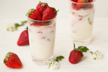 Beyaz bir arka plan üzerinde çilek ile ev yapımı tatlı