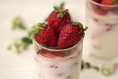 Beyaz bir arka plan üzerinde çilek ile ev yapımı tatlı