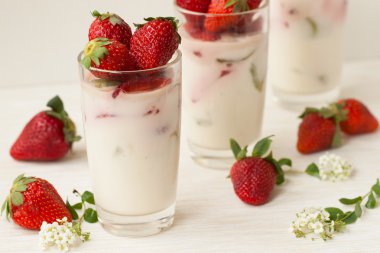 Beyaz bir arka plan üzerinde çilek ile ev yapımı tatlı