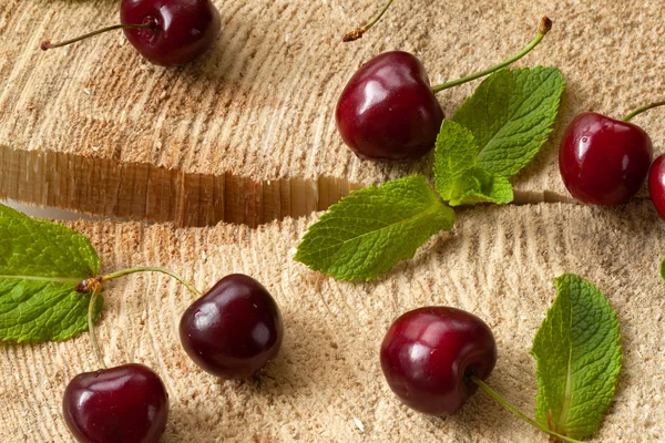 Cerezas con gotas de agua en el muñón — Foto de Stock