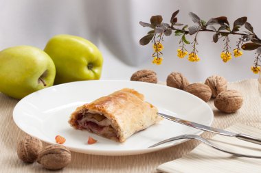 Elma, üzüm ve fındık ile ev yapımı puf pasta