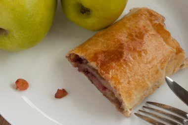 Elma, üzüm ve fındık ile ev yapımı puf pasta