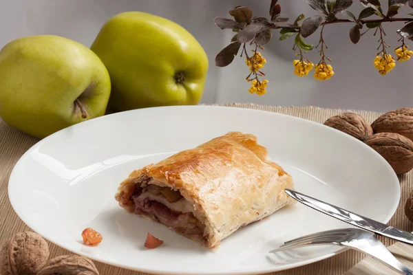 Elma, üzüm ve fındık ile ev yapımı puf pasta