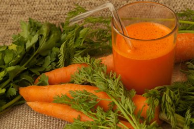 Havuç ve bir bardak taze sıkılmış havuç suyu