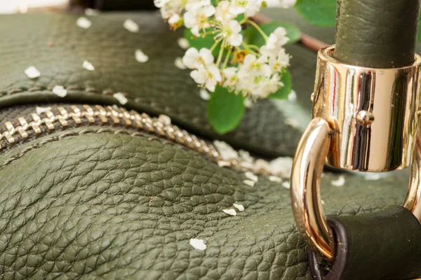 緑の革バッグや花の詳細 — ストック写真