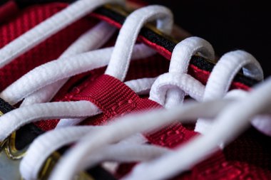 Beyaz dantel ile kırmızı spor ayakkabı Close-Up