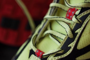 Darck arka plan - genç kavramı üzerinde spor ayakkabı