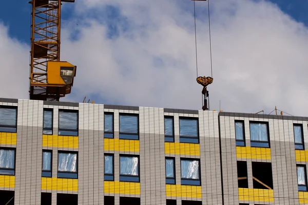 Grúa de construcción, edificio sobre fondo del cielo —  Fotos de Stock