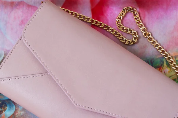 Sac à main enveloppe rose avec chaîne en or close-up — Photo