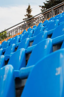 Satır bir futbol stadyumu üzerinde boş koltukları