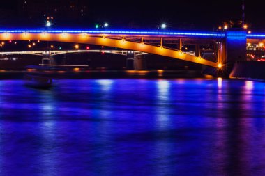 Moskova Nehri parlak bir köprüden bir parçası